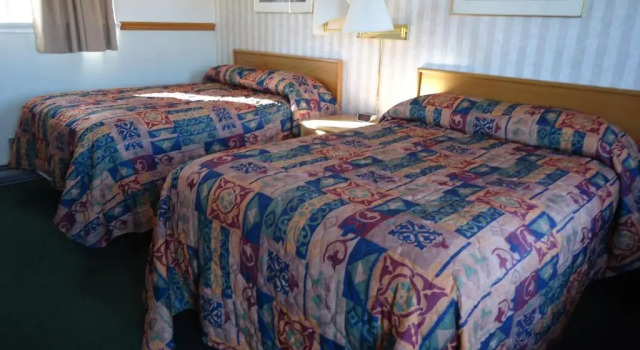 Четырёхместный номер Standard Kingsway Inn