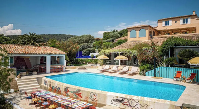 Апартаменты Bedroom in a Sublime Provencal Villa