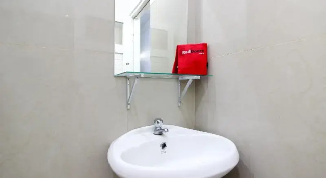 Номер Standard RedDoorz Syariah @ Griya Izzara Guest House