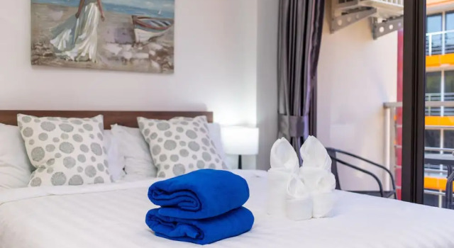 Двухместные апартаменты Comfort с балконом и с видом на горы KAI Condo 1BR Pool View NBC Nai Harn