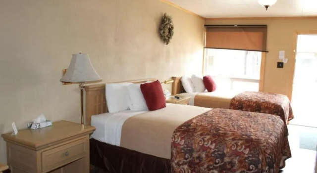 Четырёхместный номер Standard Trails End Motel