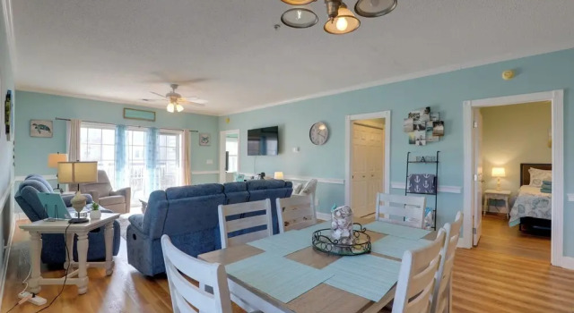 < 5 Mi to Private Beach Access! Myrtle Beach Condo, Забронировать Апартаменты/квартира Отели Миртл-Бич с парковкой, рядом с PineHills Palmetto at Myrtlewood Golf Club, Парковка