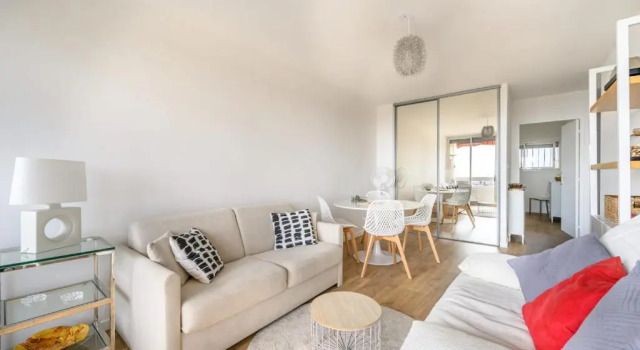 Апартаменты Bright Apt with Balcony And Sea View