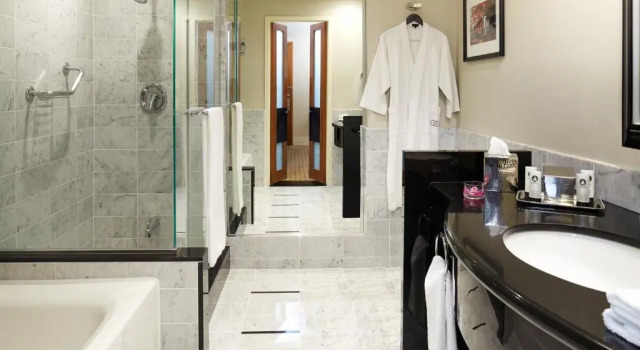 Номер Luxury Sofitel Montreal Golden Mile