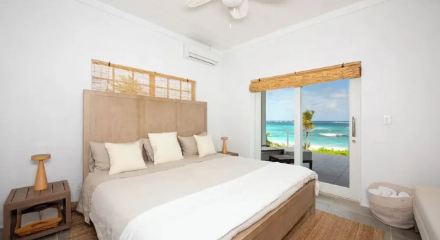 Tranquil Waters: Private Oceanfront Retreat, Book Villa Sommerhuse i Double Bay, Hytte