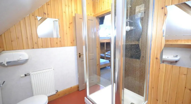 Кровать в общем номере Blackwater Hostel