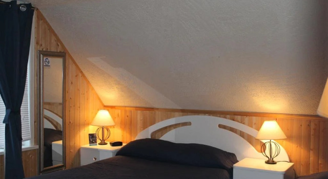 Auberge Chez Caro, Rezerwuj Hostel Hotele w Manicouagan z parkingiem, Parking