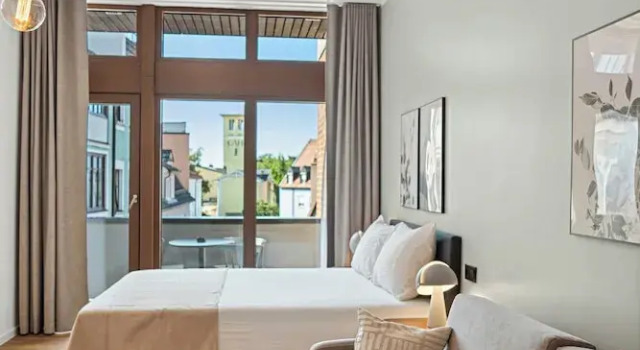 Люкс Comfort с балконом Limehome Memmingen Maximilianstraße