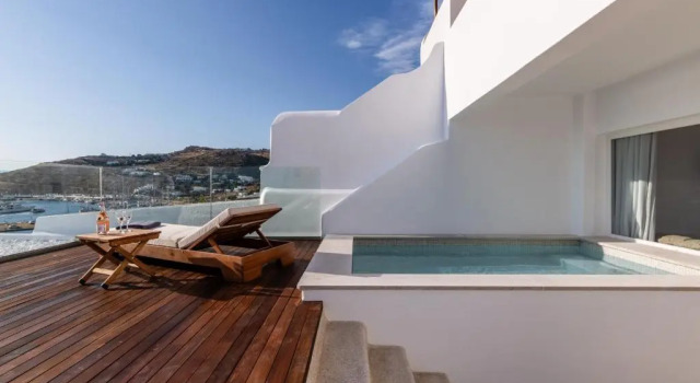 Полулюкс с красивым видом из окна Avra Luxury Suites Mykonos