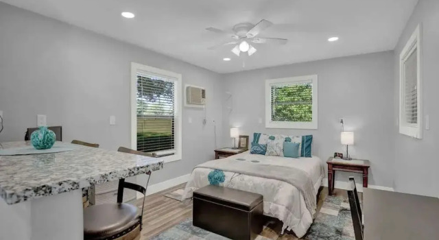 Коттедж Comfort Grey Haus Casita-peaceful Hill Country Views!