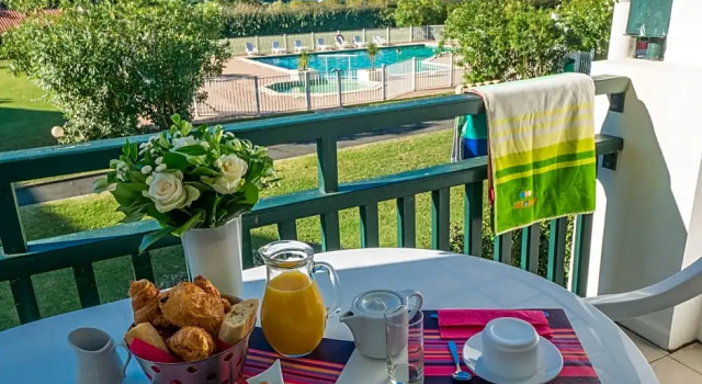 Кровать в общем номере с 6 комнатами Résidence Mer & Golf Ilbarritz