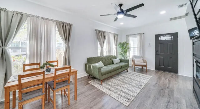 Charming San Antonio Home ~ 2 Mi to The Alamo!, Rezerwuj Dom wakacyjny Domki letniskowe w Bexar County, Domek