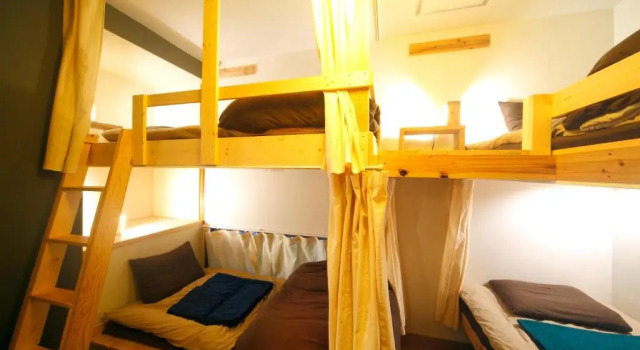 Кровать в общем номере Tokyo Hikari Guesthouse