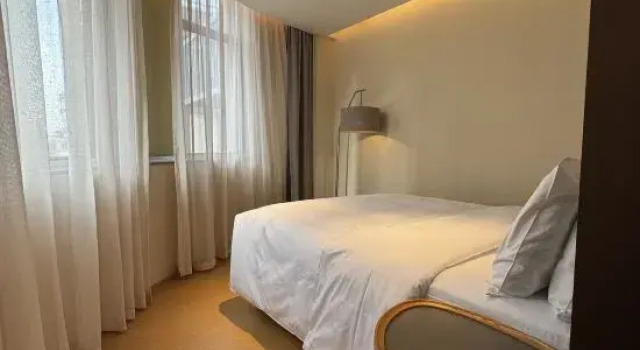 Люкс Deluxe JI Hotel (Meihekou Hailong Lake Northeast Nightless City)