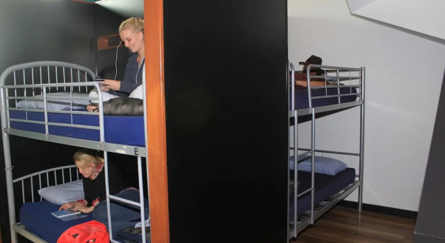 Кровать в общем номере с балконом Bunk Brisbane