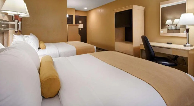 Четырёхместный номер Standard Seven Oaks Hotel Regina, SureStay Collection by Best Western