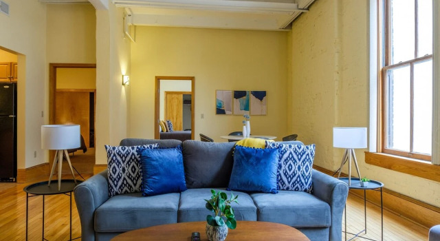 FRONTDESK 2063 East 4th Street Apts Downtown Cleveland, Забронировать Апартаменты/квартира Апартаменты Кливленда, рядом с Торговый комплекс Galleria at Erieview, Апартаменты/квартира