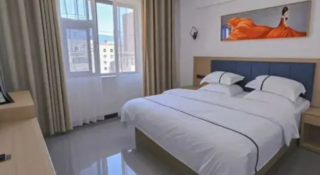 Люкс Zhaotong Dongjia Hotel (Jinhai Building Materials City)