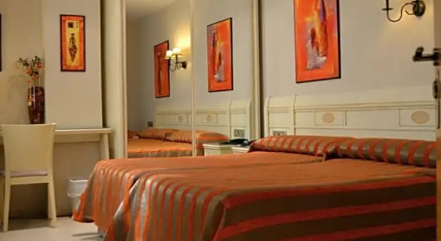 Трёхместный номер Standard Hotel Versalles