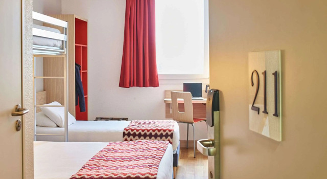 Четырёхместный номер Standard Kyriad Rouen Sud - Val de Reuil