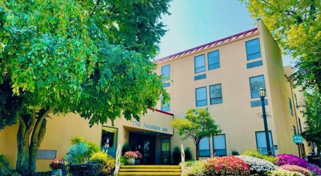 The Fountain Inn, Book Hotel Marblehead Ohio