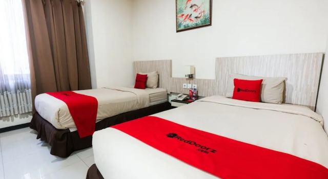 Reddoorz Plus Near Karebosi Area 3, Prenota Hotel Makassar 