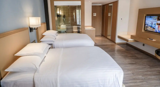 Четырёхместный номер Deluxe с балконом Courtyard by Marriott Siem Reap Resort