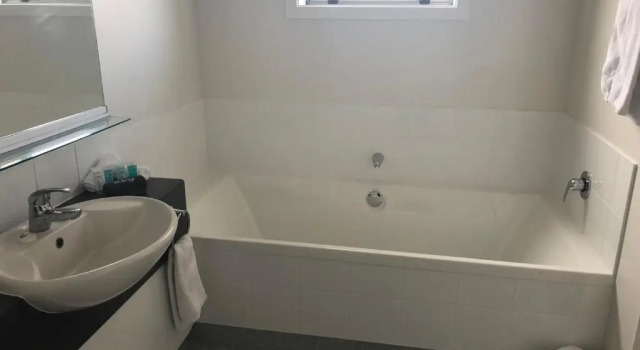 Апартаменты Ambassador Motor Inn
