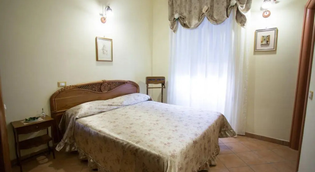 Casa Lollobrigida, Забронировать Отель Чампино Кастелли Романи, рядом с Железнодорожная станция Чампино