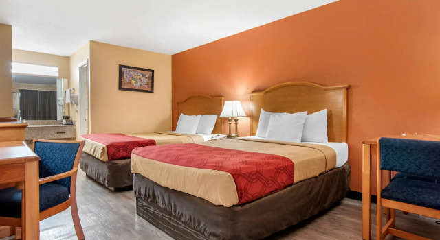 Четырёхместный номер Standard Econo Lodge Inn & Suites Evergreen