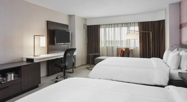 Четырёхместный номер Deluxe Teaneck Marriott at Glenpointe