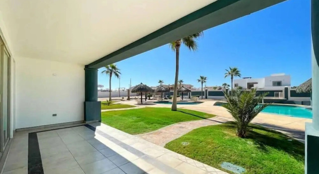 Коттедж Find Peace at a Modern Ground Floor Condo