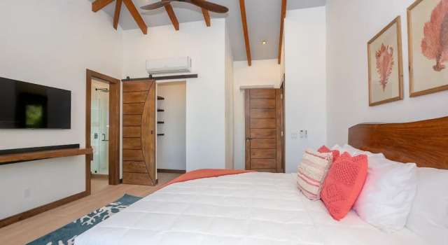 Casa Coral And Casa Palmera 4 Bedroom Home by RedAwning, Book Feriehus Sommerhuse i Roatan, Hytte