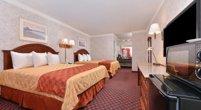 Четырёхместный номер Standard с балконом Americas Best Value Inn & Suites - Fontana