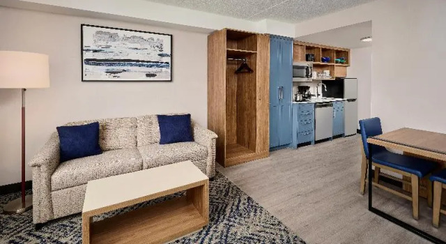 Двухместный люкс c 1 комнатой Candlewood Suites Burlington Conference Centre by IHG