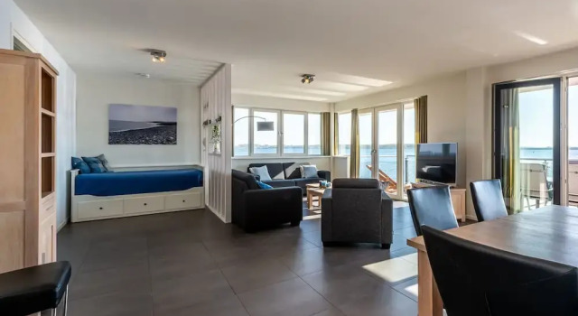 Waterfront penthouse with roof terrace and private jetty, Book Apartment Kamperland 