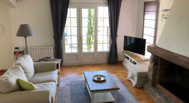 Holiday villa near Narbonne-Plage, fenced private swimming pool and view of a lake