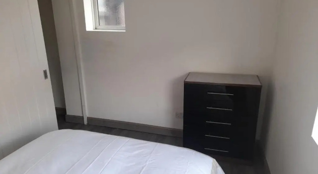 Central Manchester Family-Friendly Home with Free Parking and Workspace, Забронировать Отель Отели Манчестера с парковкой, Парковка