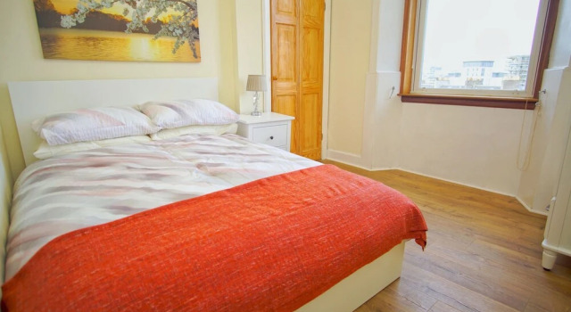 Bright & Spacious Flat 4 in Newhaven, Prenota Hotel Edimburgo 