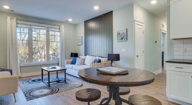 Walk to Front St! Traverse City Condo Near Skiing, Забронировать Апартаменты/квартира Апартаменты Траверс-Сити, рядом с Музейный центр Деннос, Апартаменты/квартира