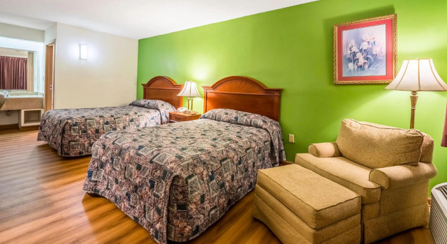 Четырёхместный номер Standard Studios and Suites 4 Less Emporia