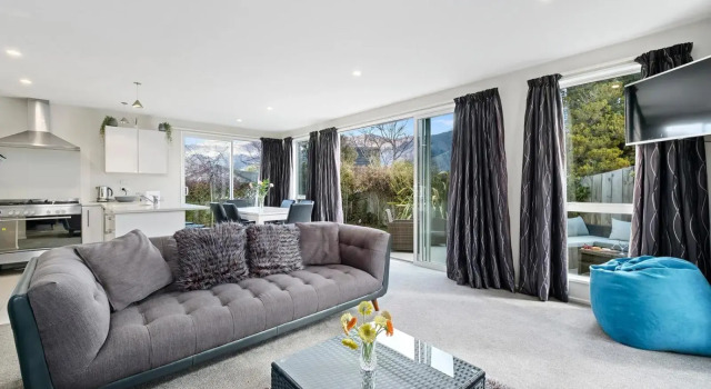 Hideaway on Hunter - Wanaka Holiday Home