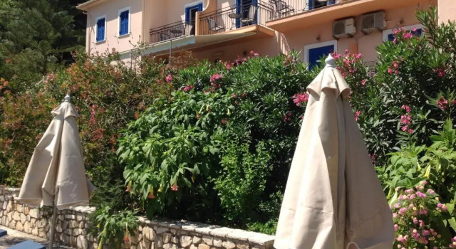 Трёхместный номер Hotel Nostos