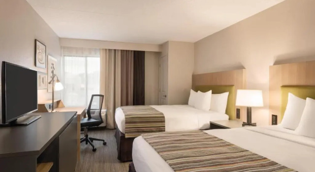Четырёхместный номер Standard Country Inn & Suites by Radisson, La Crosse, WI