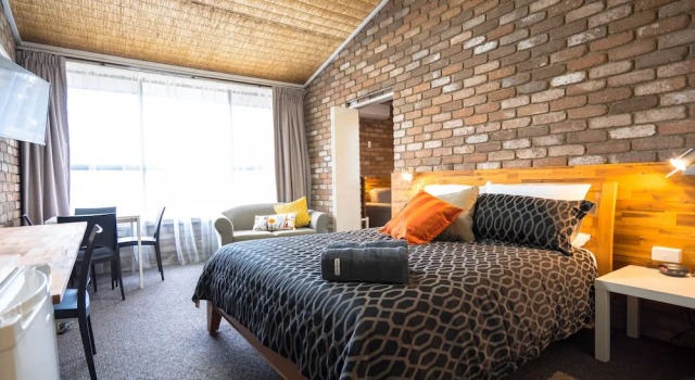 Семейный люкс с 2 комнатами с видом на сад Farnham Court Motel and Restaurant