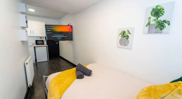 Студия Large Studio Available on First Floor!