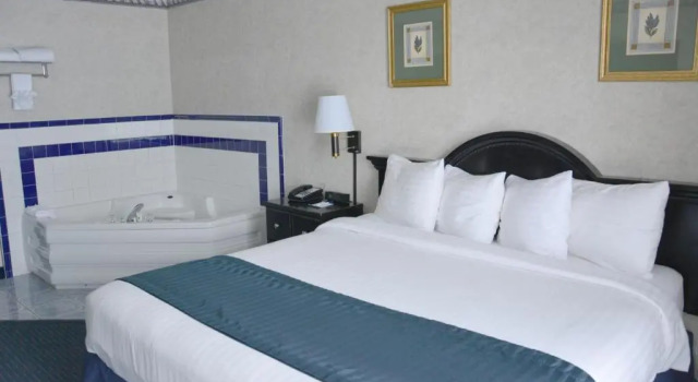 Двухместный люкс Deluxe Travelodge by Wyndham Milwaukee