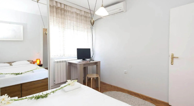 One Bedroom Apartment Hip & Spacious, Забронировать Апартаменты/квартира Отели в центре Белграда, в центре