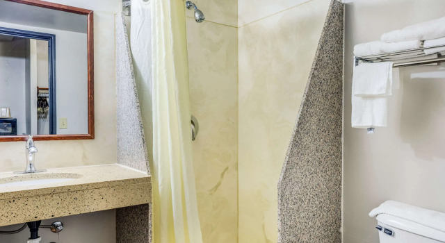 Четырёхместный номер Standard Days Inn & Suites Milwaukee Airport