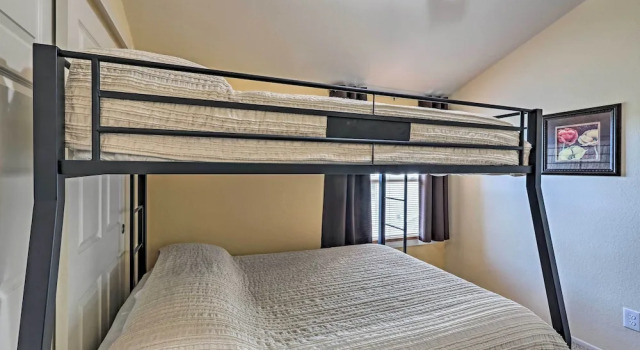 Flagstaff Townhome w/ Deck: Easy Access Downtown!, Забронировать Апартаменты/квартира Отели Флагстафф с парковкой, рядом с Гольф-клуб Aspen Valley, Парковка